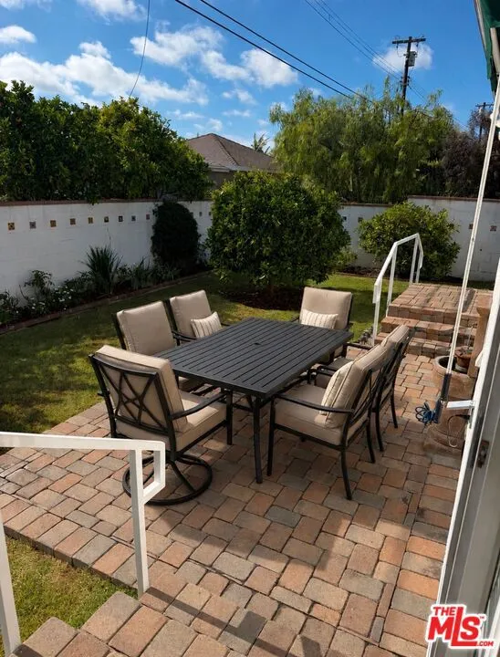 7539 Denrock Avenue Los Angeles, CA 90045