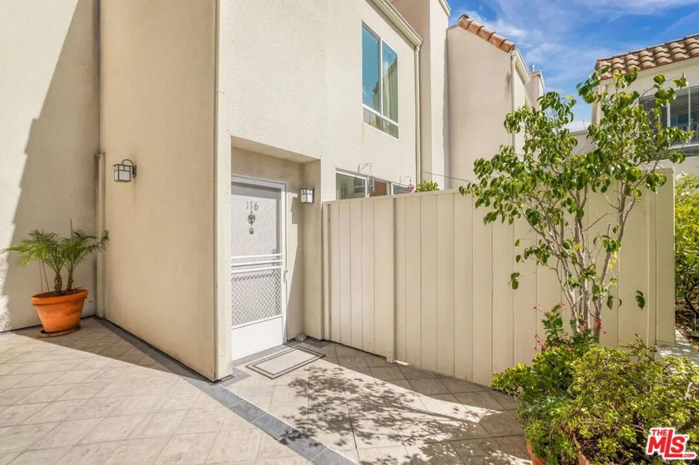 4242 Stansbury Avenue #116 Sherman Oaks, CA 91423