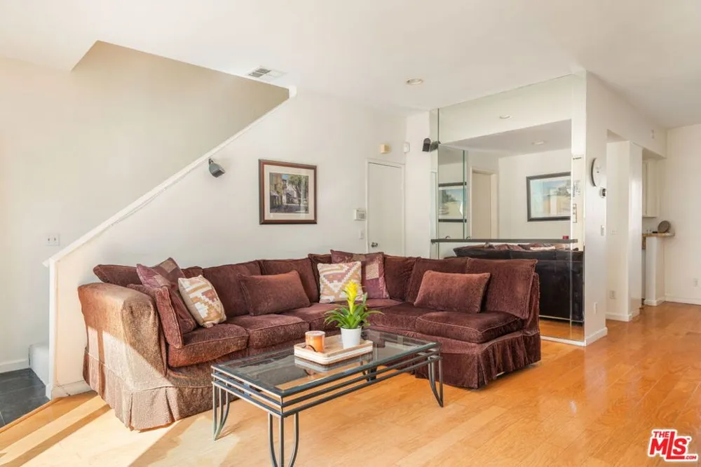4242 Stansbury Avenue #116 Sherman Oaks, CA 91423