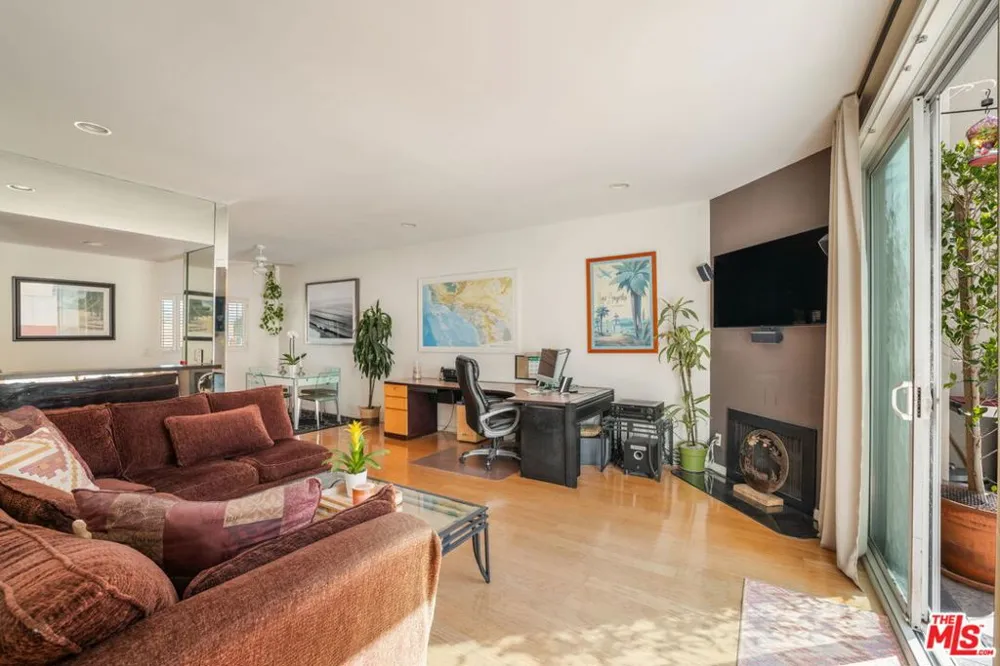 4242 Stansbury Avenue #116 Sherman Oaks, CA 91423
