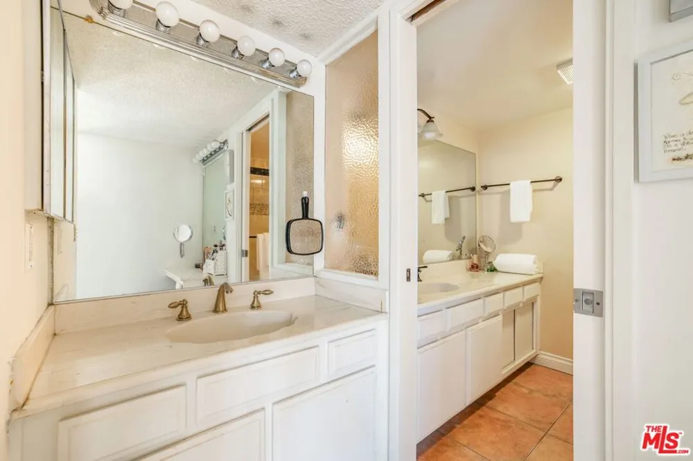 4242 Stansbury Avenue #116 Sherman Oaks, CA 91423