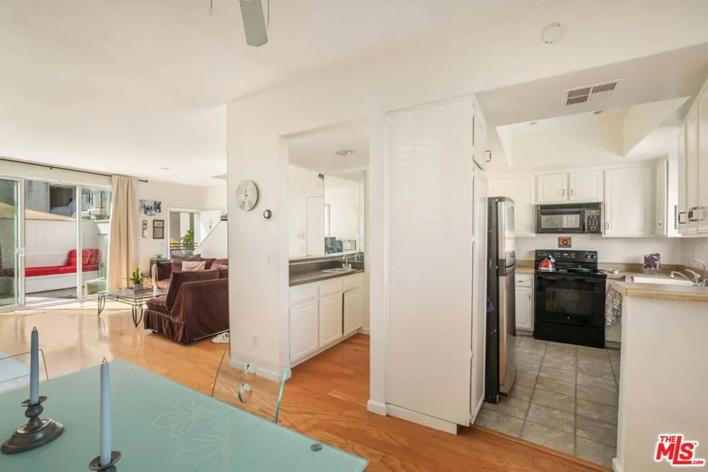 4242 Stansbury Avenue #116 Sherman Oaks, CA 91423