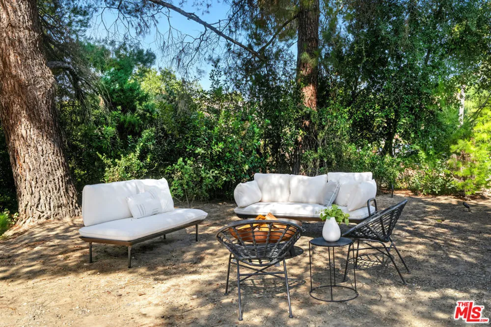 23685 Clover Trail Calabasas, CA 91302