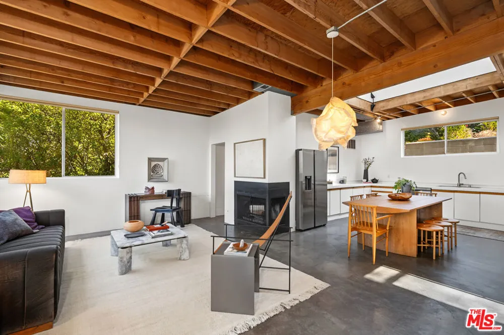 23685 Clover Trail Calabasas, CA 91302