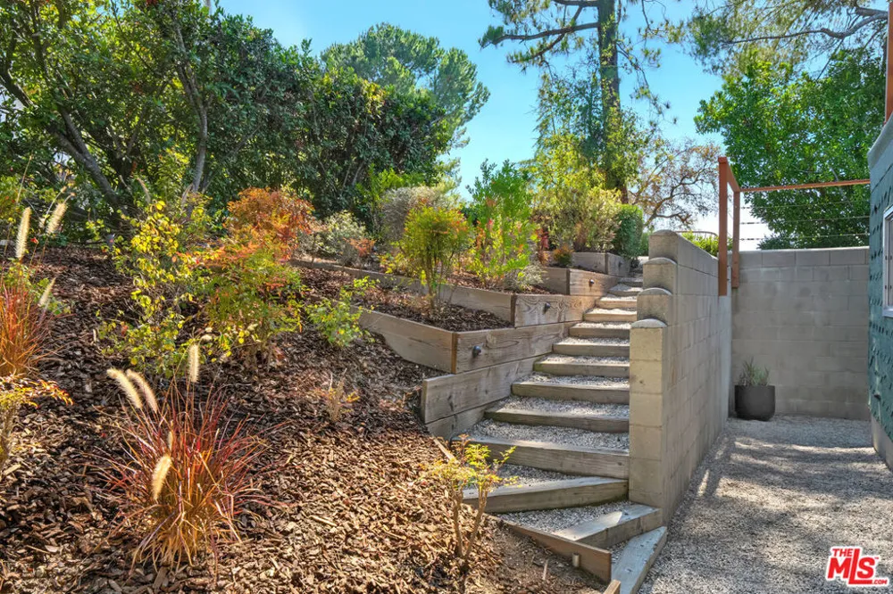 23685 Clover Trail Calabasas, CA 91302