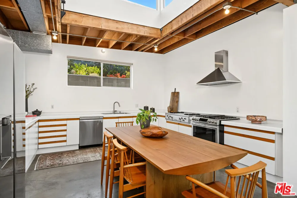 23685 Clover Trail Calabasas, CA 91302