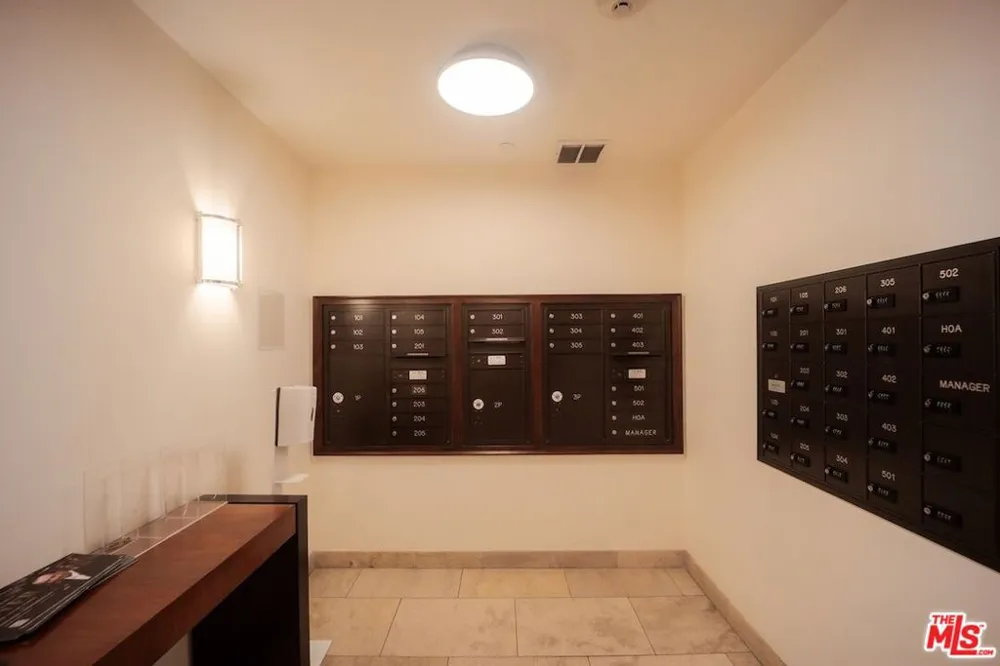 447 Doheny Drive #104 Beverly Hills, CA 90210