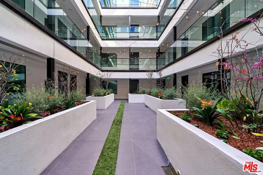 321 S Oxford Avenue #405 Los Angeles, CA 90010