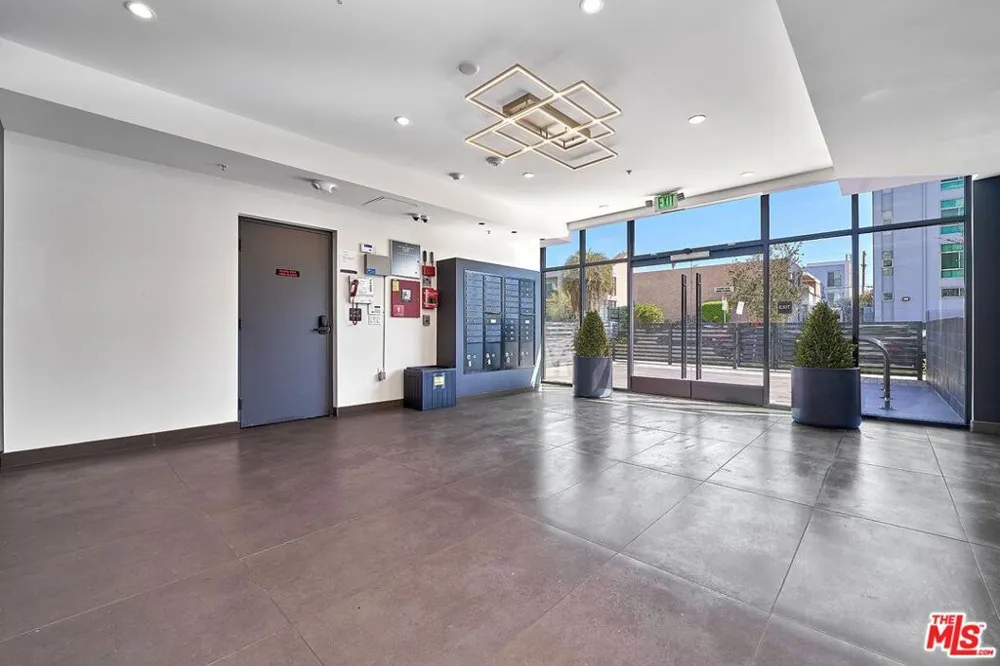 321 S Oxford Avenue #405 Los Angeles, CA 90010