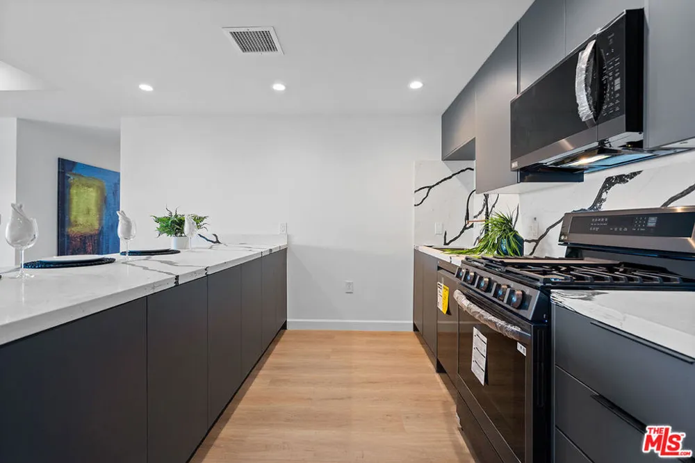 321 S Oxford Avenue #203 Los Angeles, CA 90010