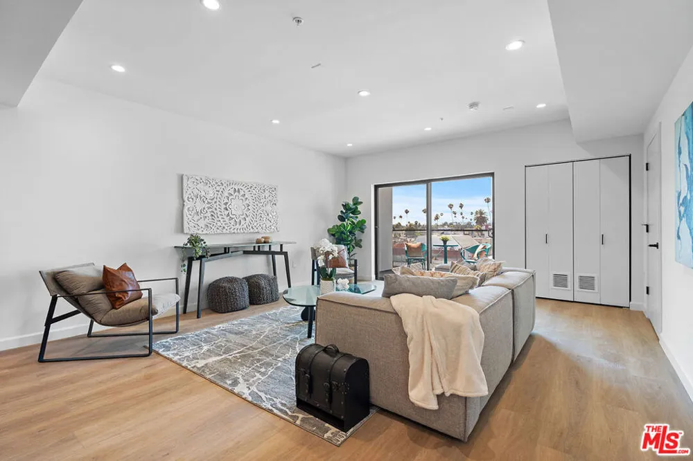 321 S Oxford Avenue #203 Los Angeles, CA 90010