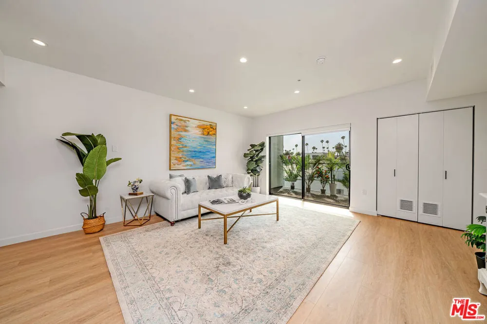 321 S Oxford Avenue #203 Los Angeles, CA 90010