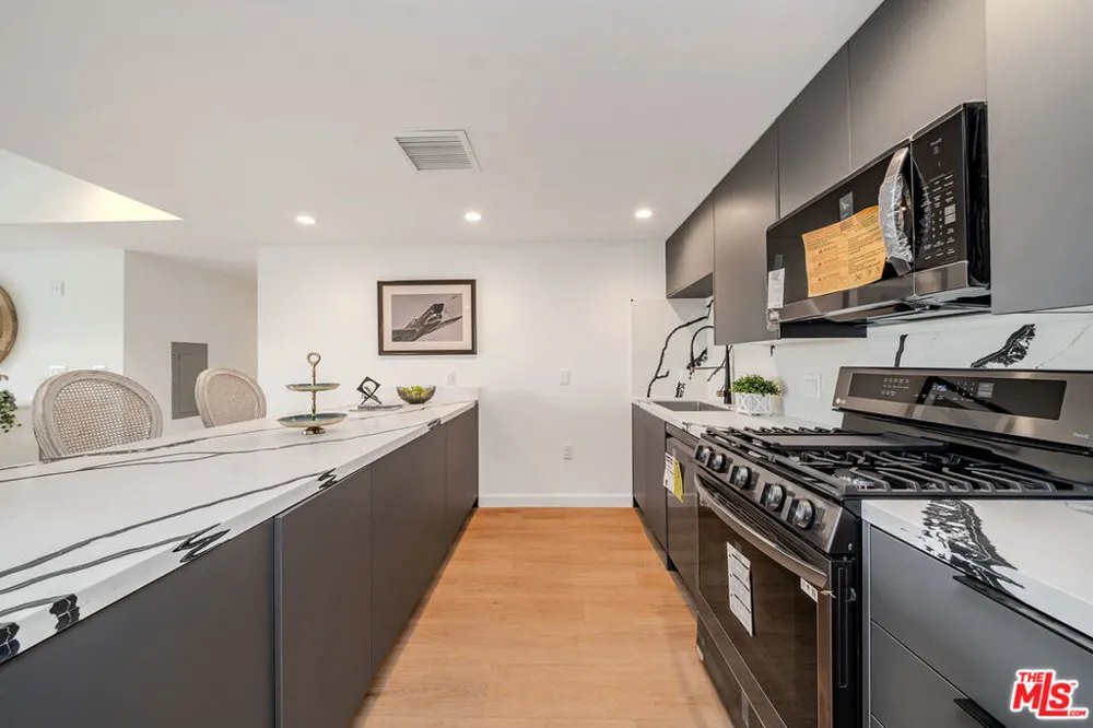 321 S Oxford Avenue #203 Los Angeles, CA 90010