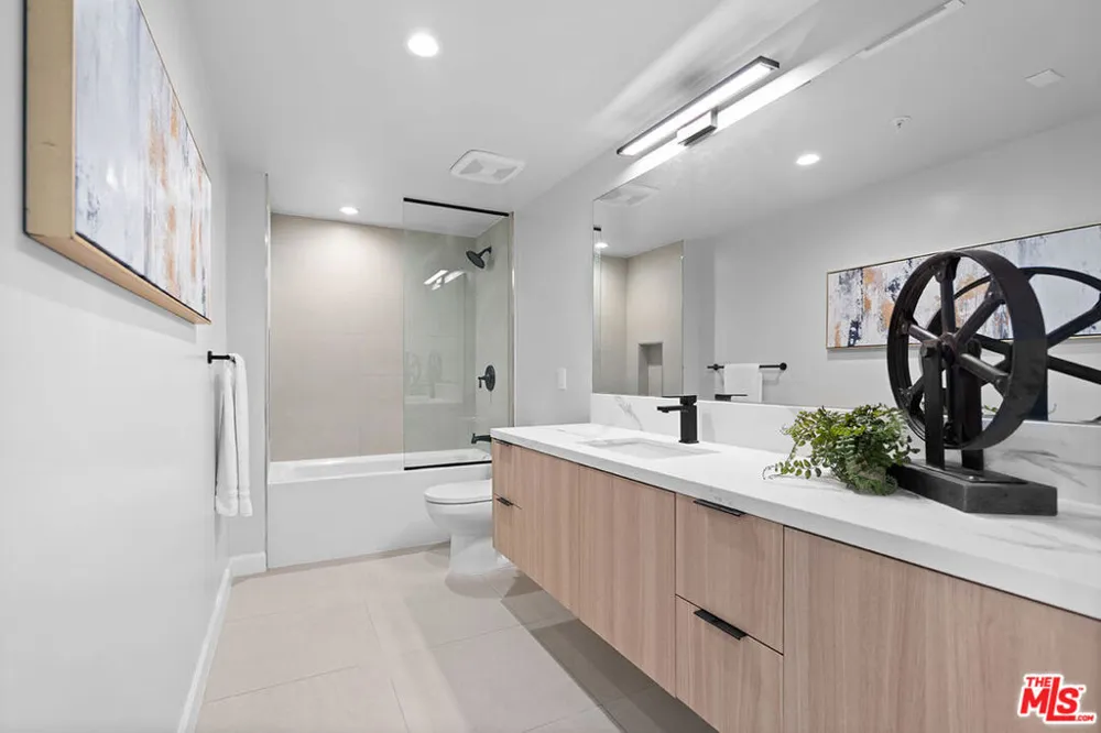321 S Oxford Avenue #203 Los Angeles, CA 90010