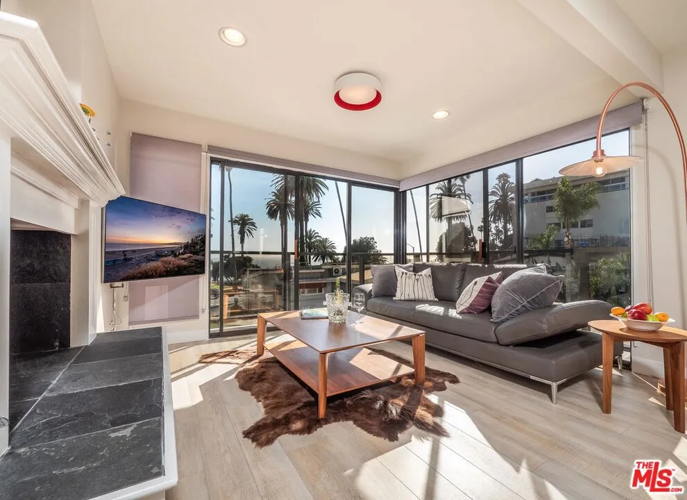 833 OCEAN AVENUE #303 Santa Monica, CA 90403
