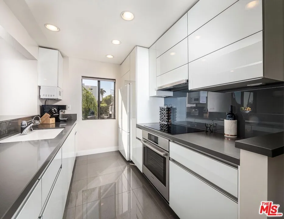833 OCEAN AVENUE #303 Santa Monica, CA 90403