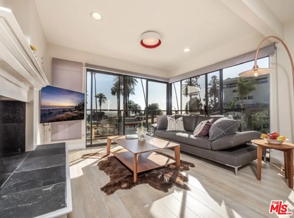833 OCEAN AVENUE #303 Santa Monica, CA 90403