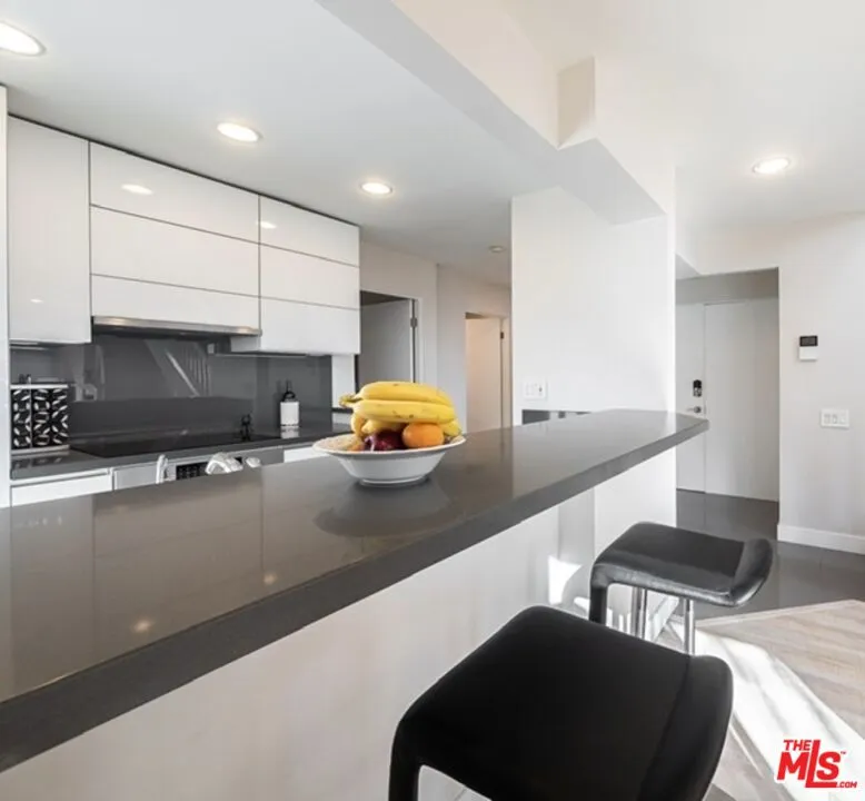 833 OCEAN AVENUE #303 Santa Monica, CA 90403