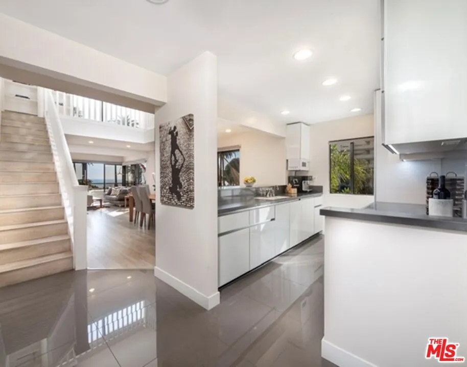 833 OCEAN AVENUE #303 Santa Monica, CA 90403
