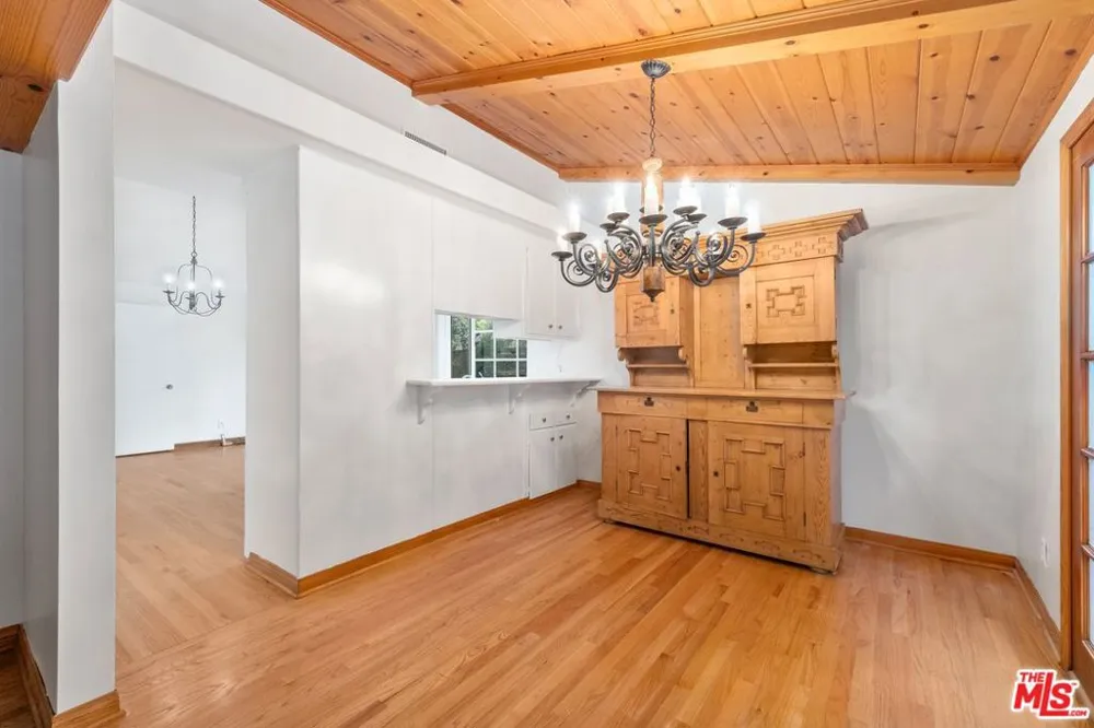 5824 Laramie Avenue Woodland Hills, CA 91367