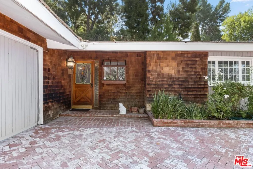 5824 Laramie Avenue Woodland Hills, CA 91367
