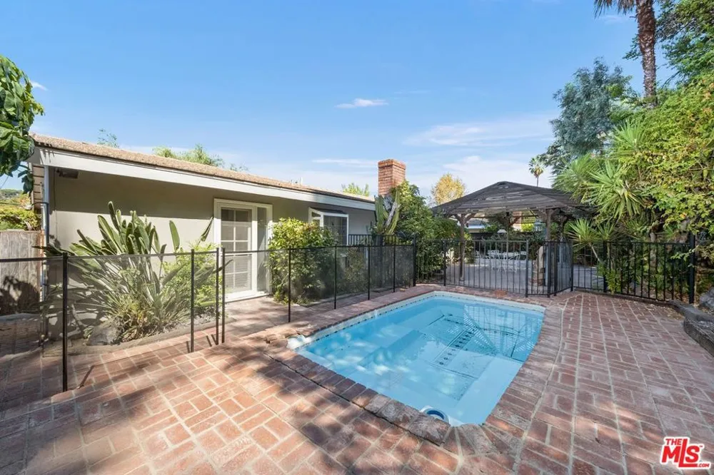 5824 Laramie Avenue Woodland Hills, CA 91367