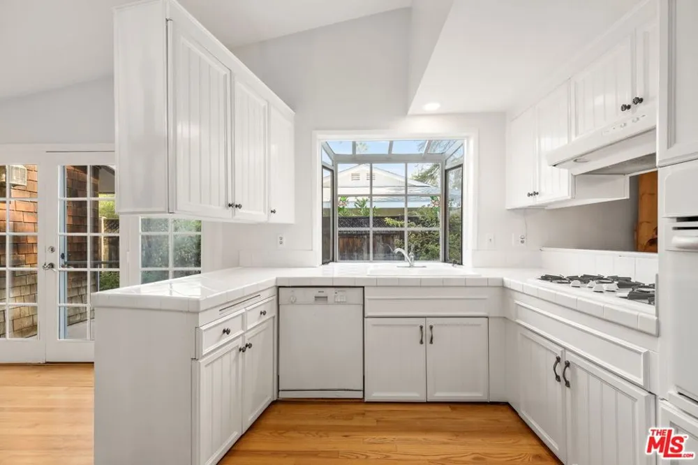 5824 Laramie Avenue Woodland Hills, CA 91367