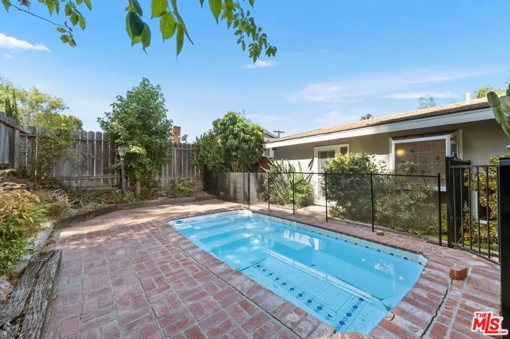 5824 Laramie Avenue Woodland Hills, CA 91367
