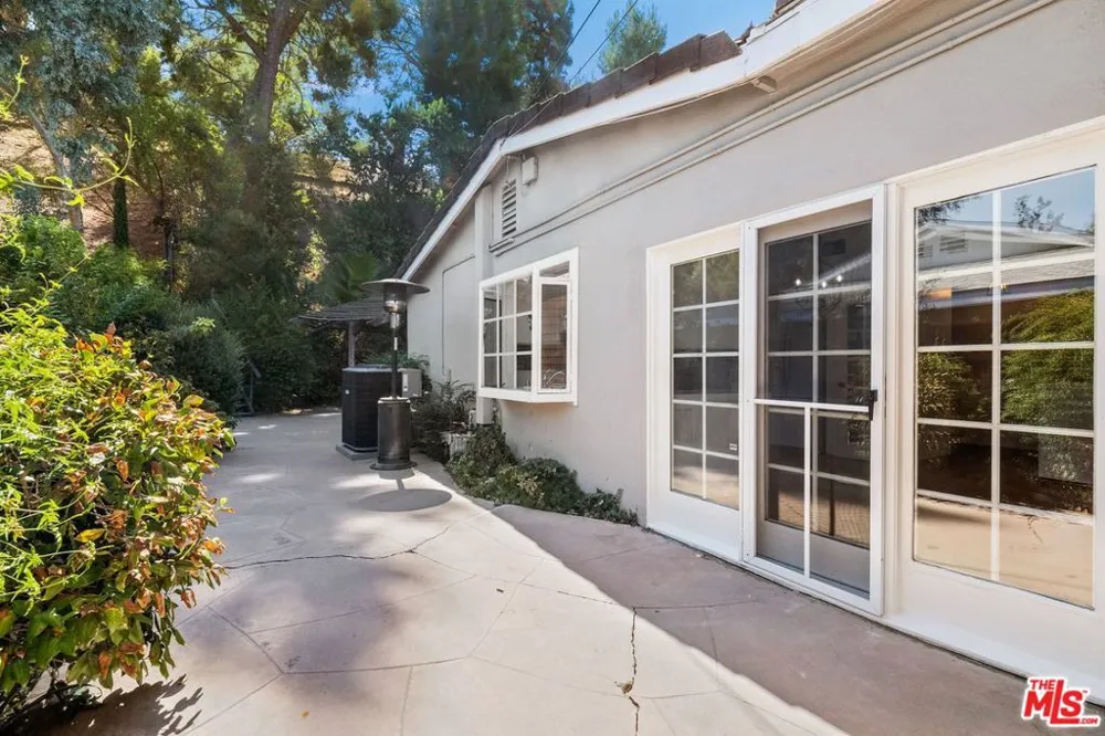 5824 Laramie Avenue Woodland Hills, CA 91367