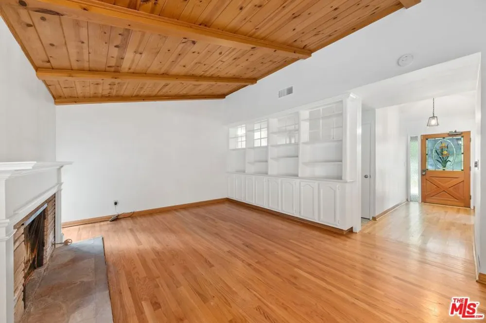 5824 Laramie Avenue Woodland Hills, CA 91367