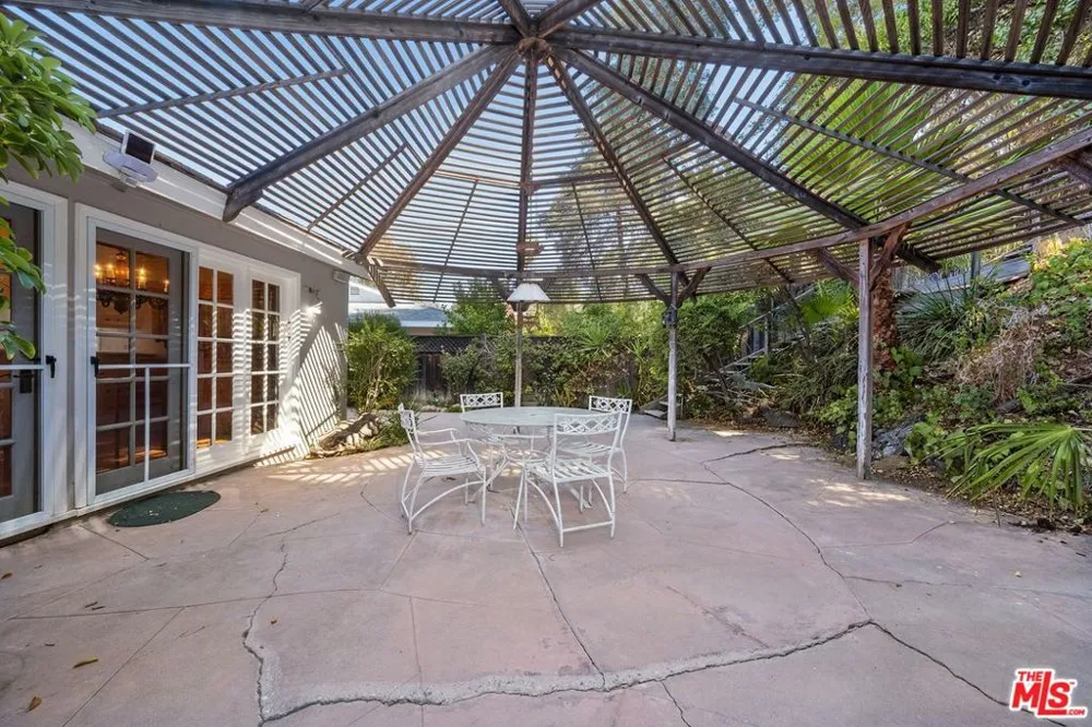 5824 Laramie Avenue Woodland Hills, CA 91367