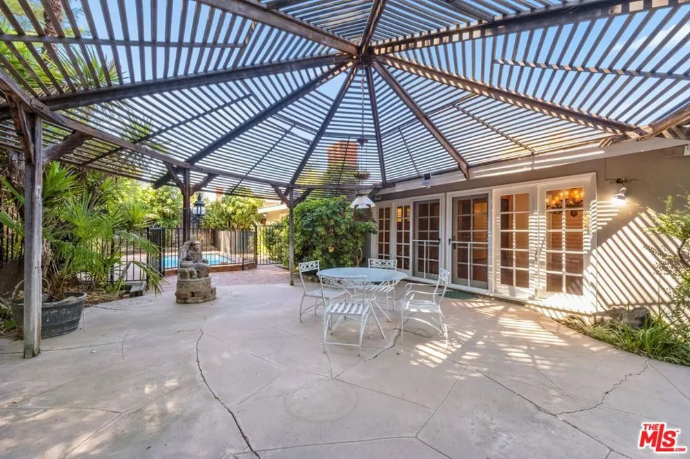 5824 Laramie Avenue Woodland Hills, CA 91367