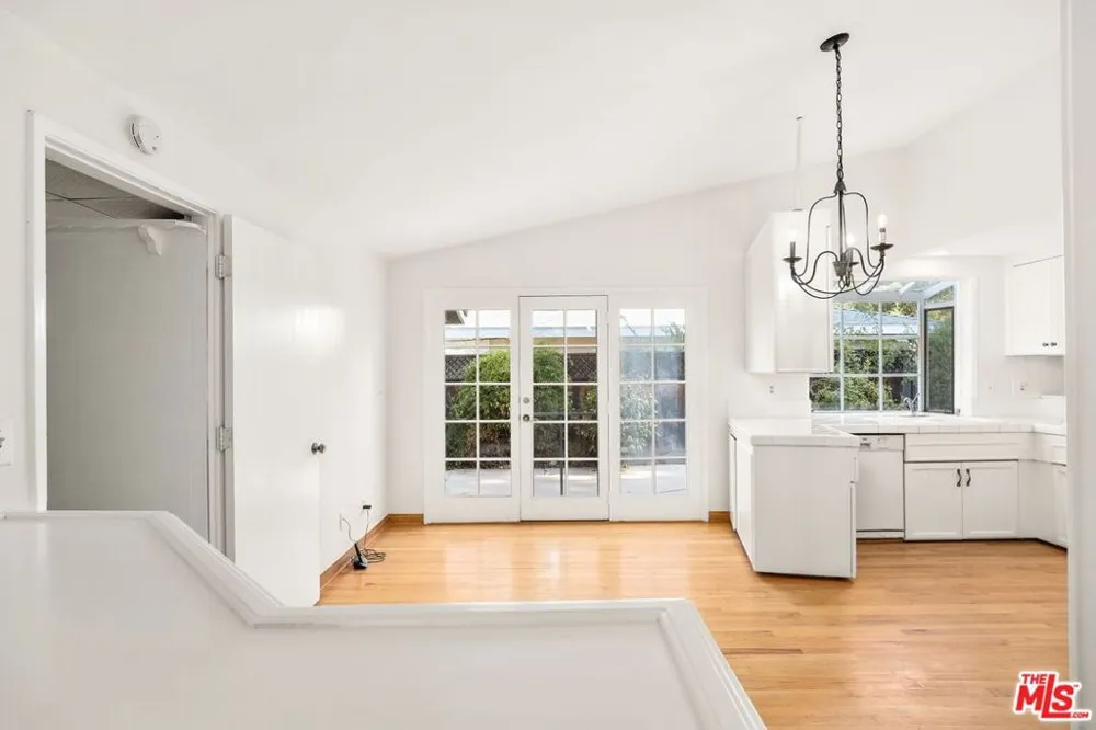 5824 Laramie Avenue Woodland Hills, CA 91367