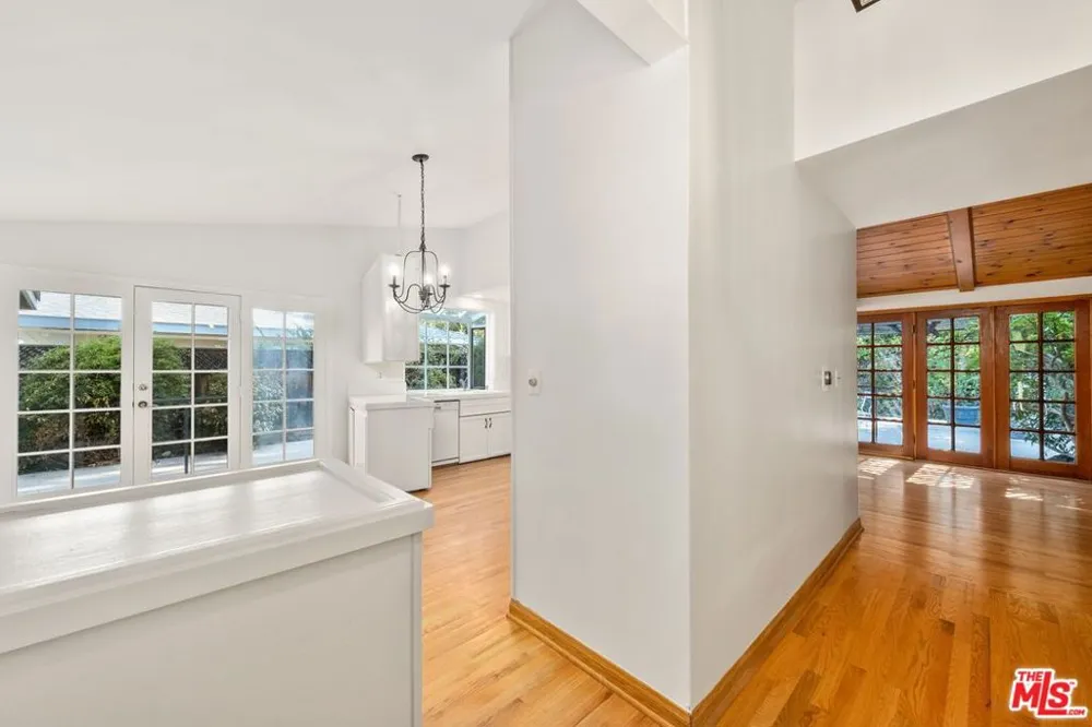 5824 Laramie Avenue Woodland Hills, CA 91367