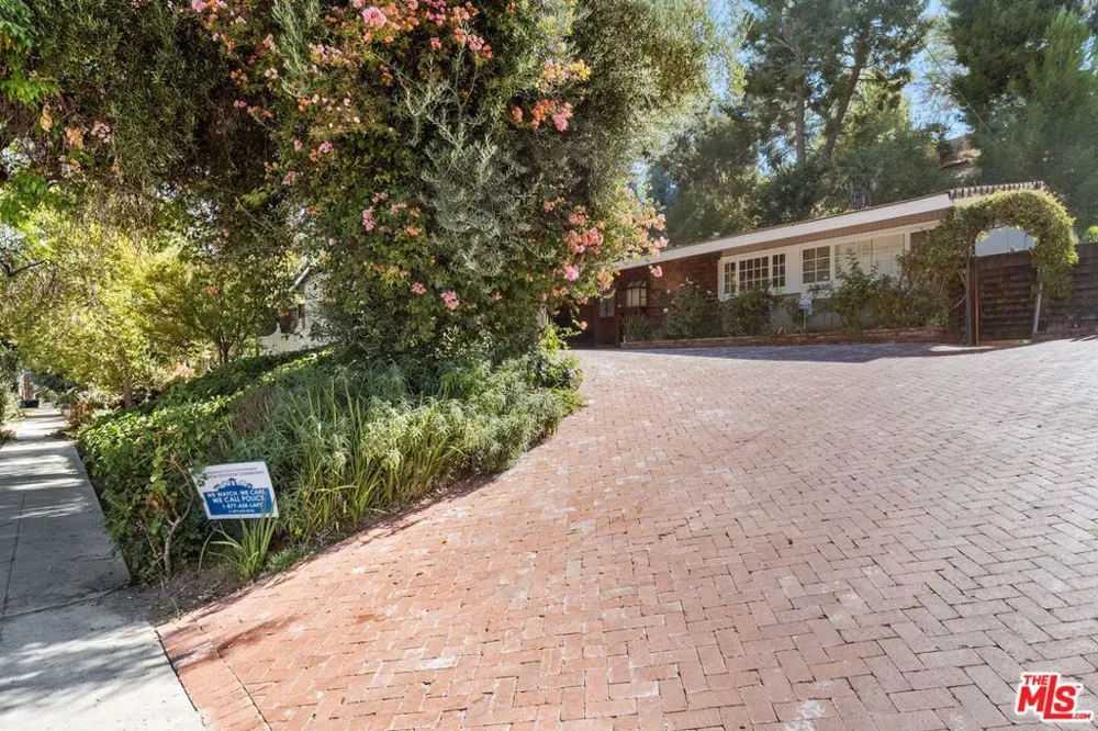 5824 Laramie Avenue Woodland Hills, CA 91367