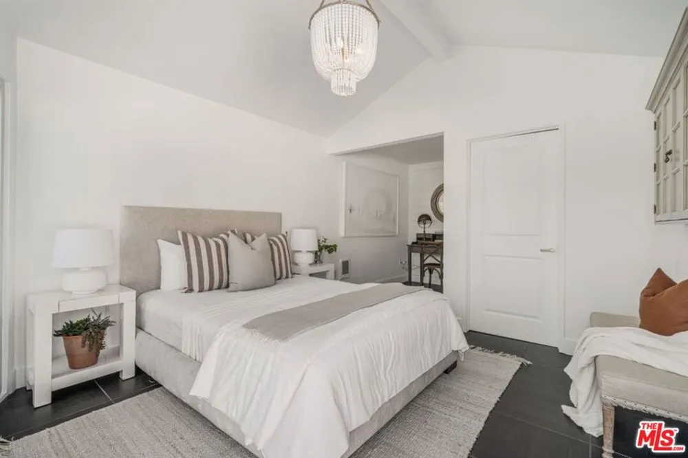1037 Maroney Lane Pacific Palisades, CA 90272