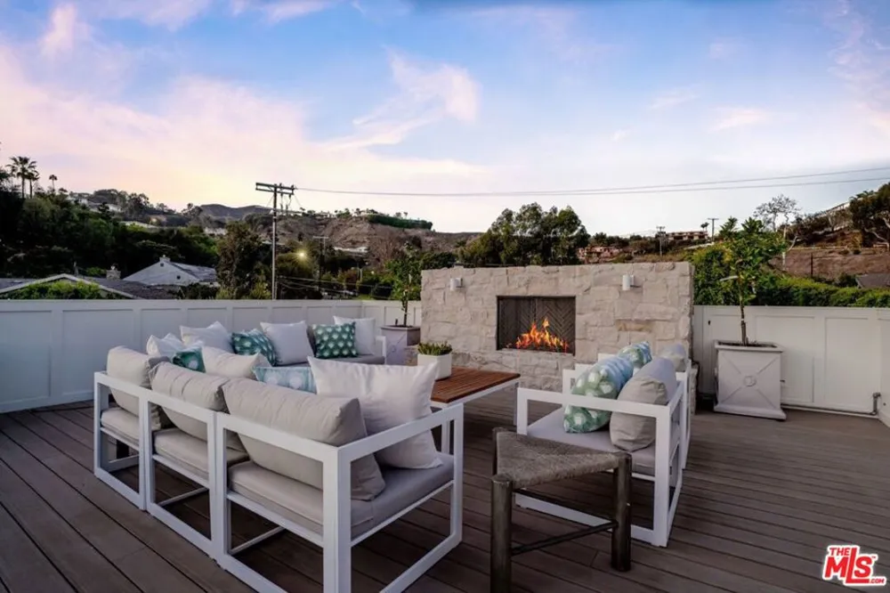 1037 Maroney Lane Pacific Palisades, CA 90272