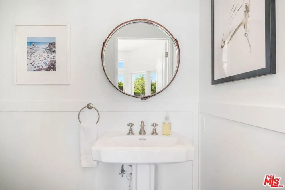1037 Maroney Lane Pacific Palisades, CA 90272