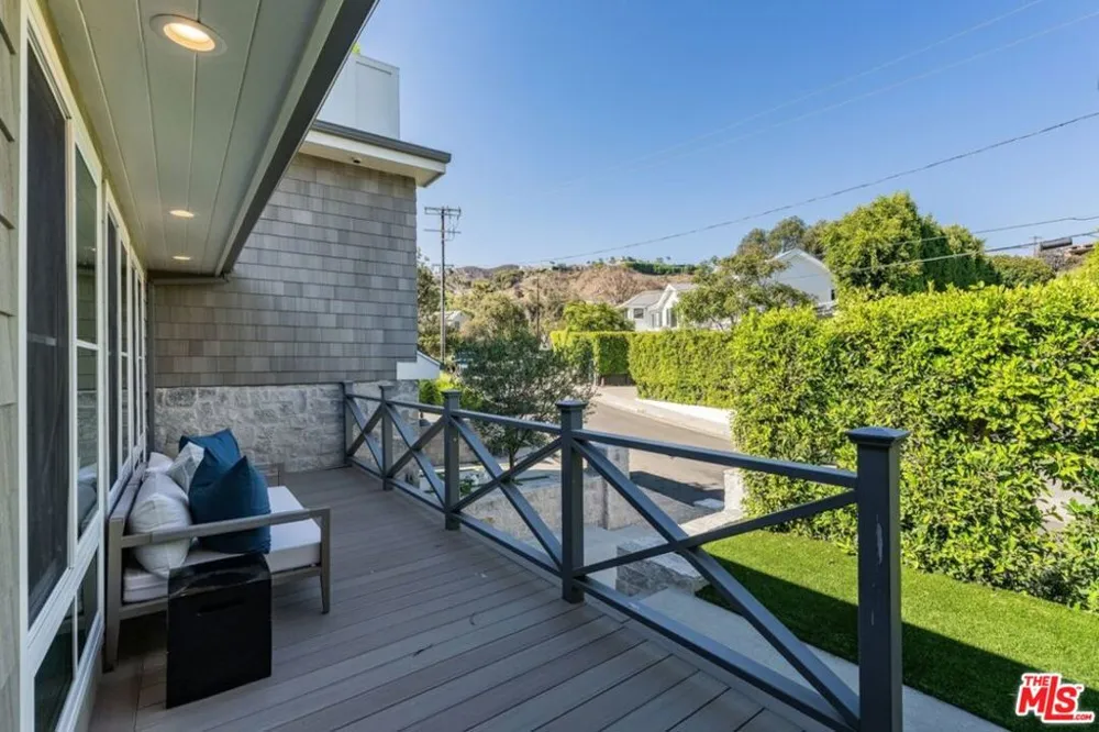 1037 Maroney Lane Pacific Palisades, CA 90272