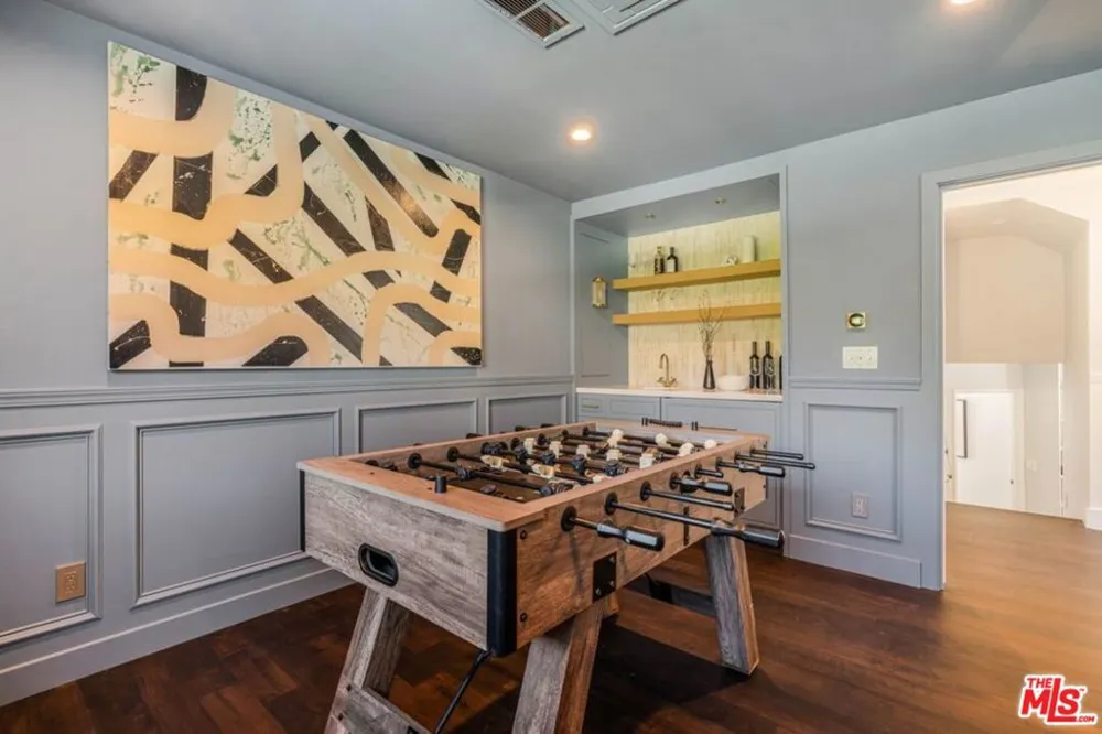 1037 Maroney Lane Pacific Palisades, CA 90272
