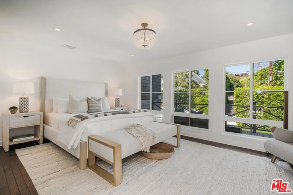 1037 Maroney Lane Pacific Palisades, CA 90272