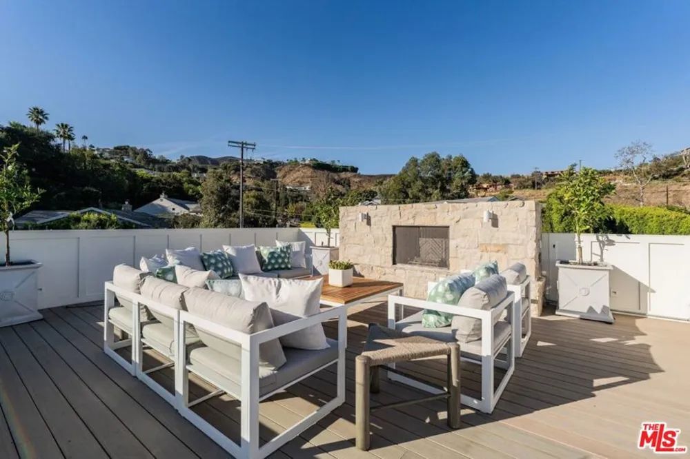 1037 Maroney Lane Pacific Palisades, CA 90272