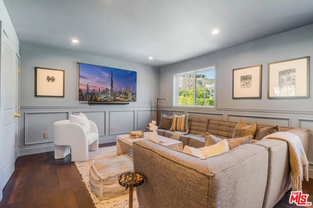 1037 Maroney Lane Pacific Palisades, CA 90272