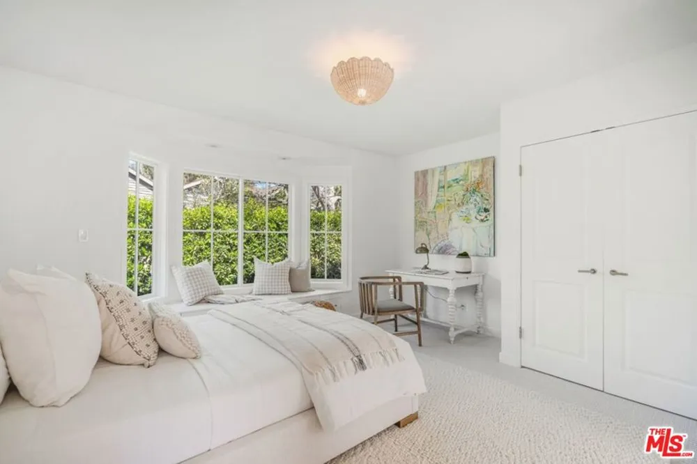 1037 Maroney Lane Pacific Palisades, CA 90272