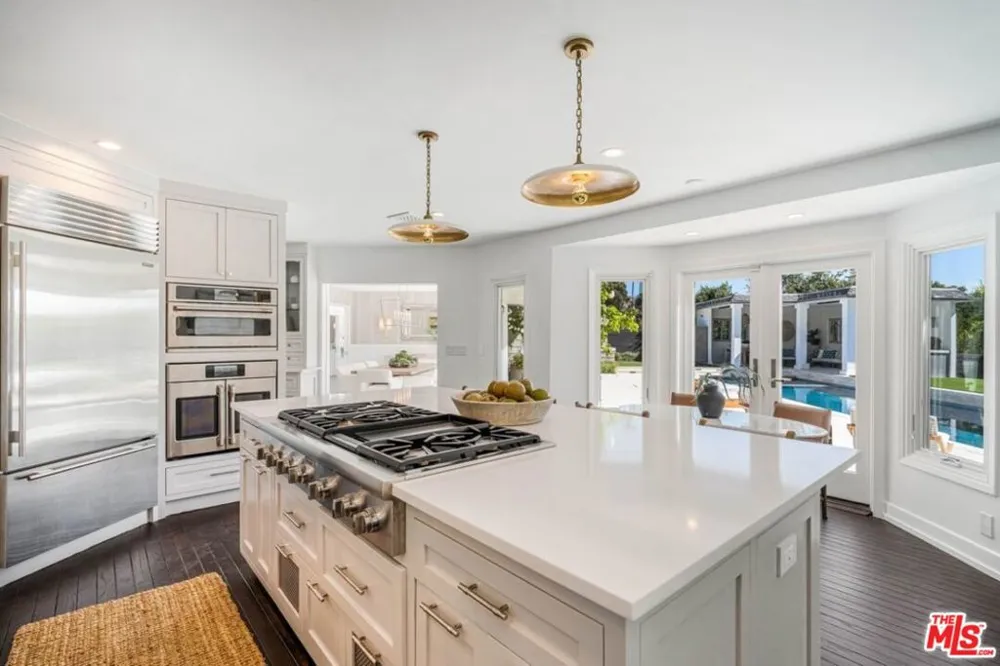 1037 Maroney Lane Pacific Palisades, CA 90272