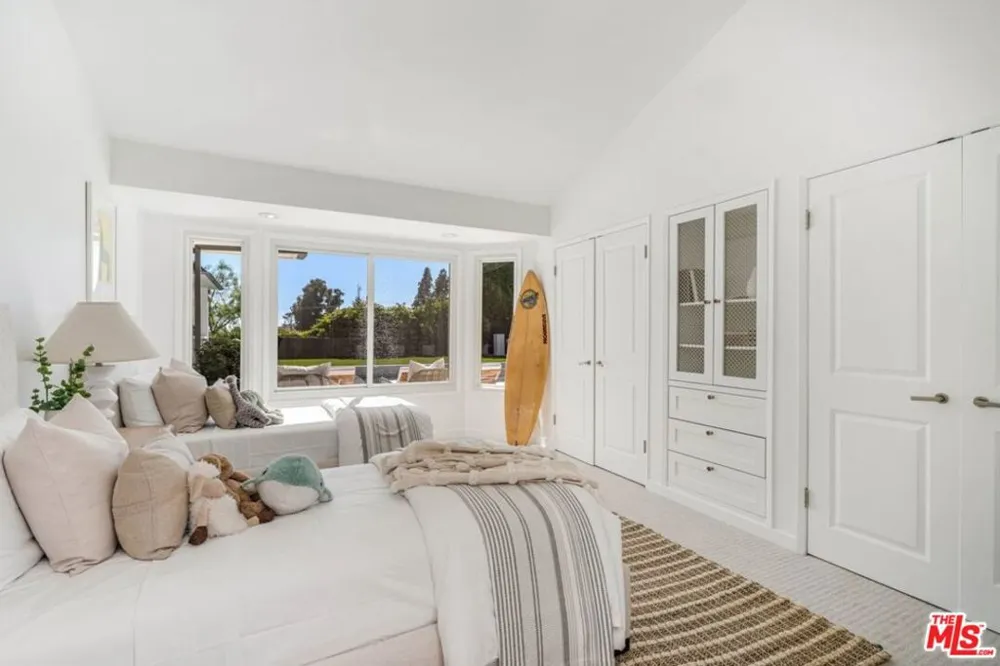 1037 Maroney Lane Pacific Palisades, CA 90272