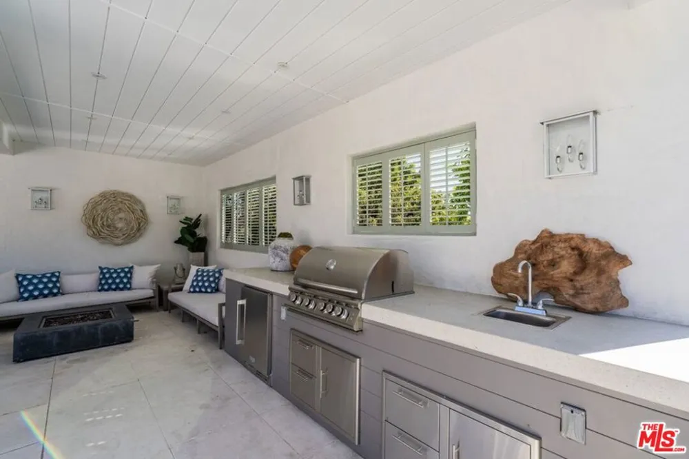 1037 Maroney Lane Pacific Palisades, CA 90272