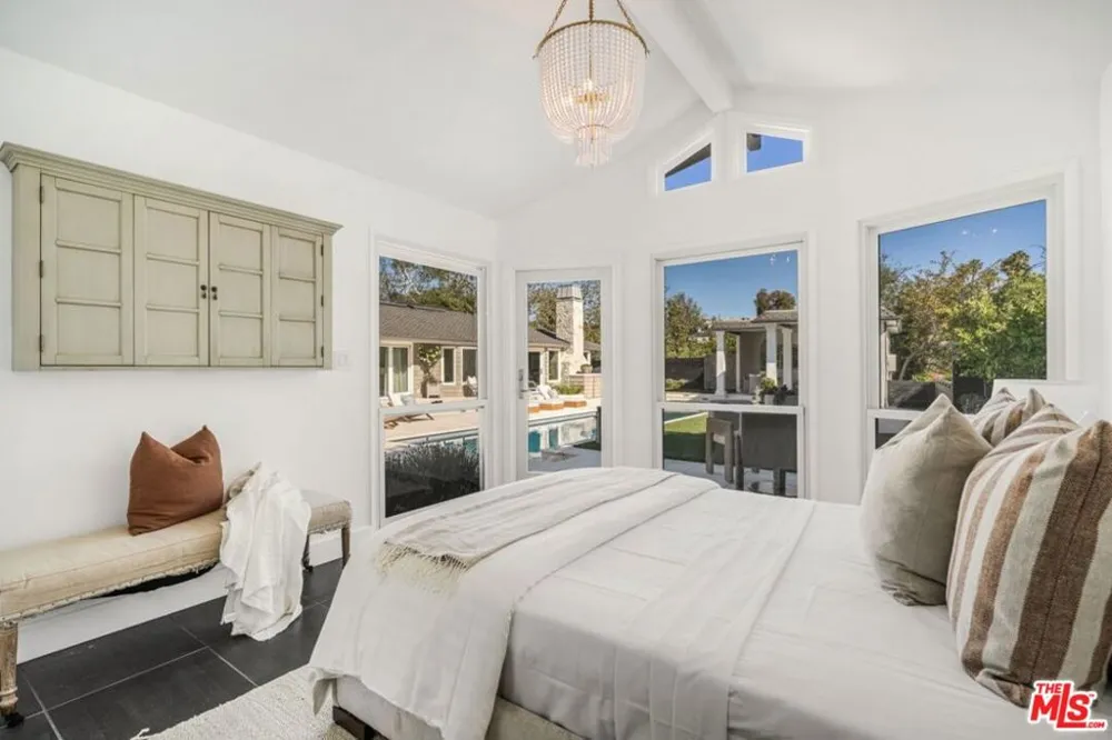 1037 Maroney Lane Pacific Palisades, CA 90272