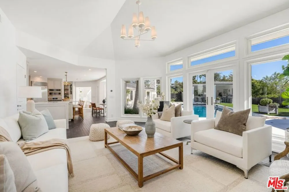 1037 Maroney Lane Pacific Palisades, CA 90272