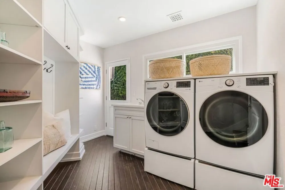 1037 Maroney Lane Pacific Palisades, CA 90272